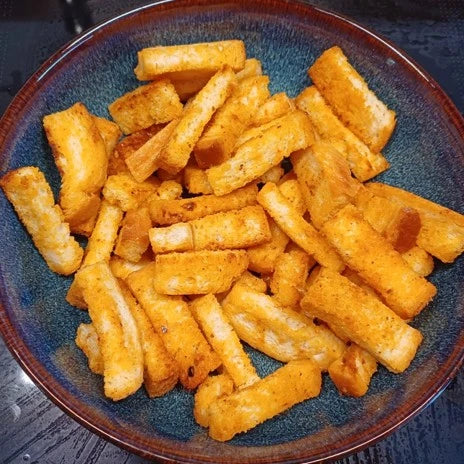 Krokante broodfrietjes met pittige kruidenboter